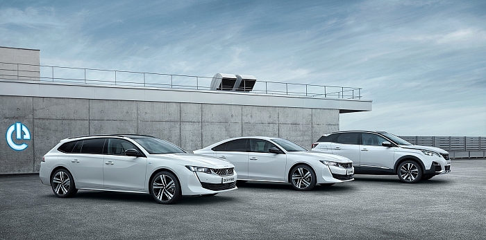  Автомобили Peugeot 3008 и 508 научились заряжаться от сети