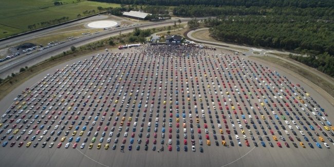  Ford установил мировой рекорд, собрав вместе 1,3 тысячи Mustang