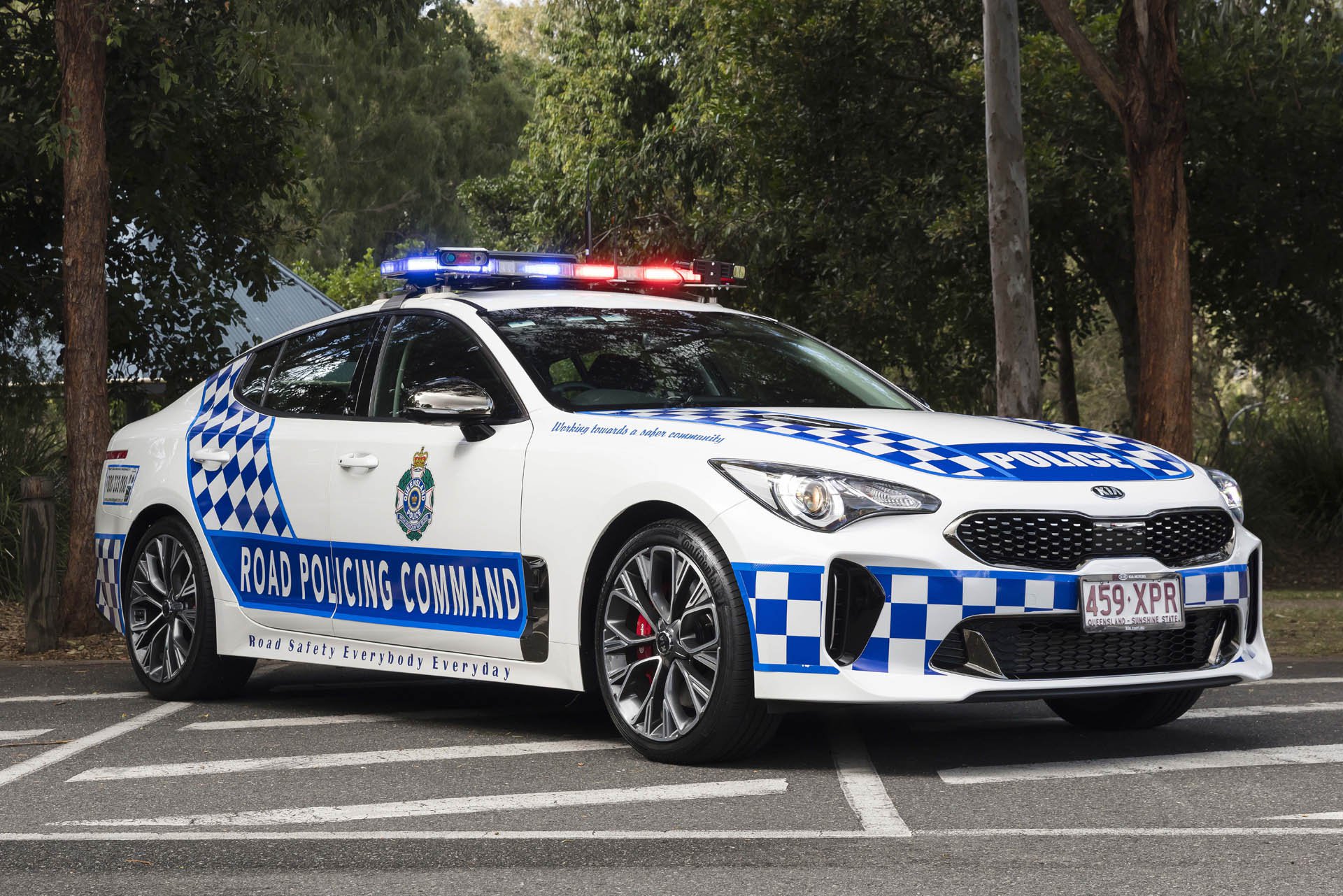 Kia Stinger взяли на службу полиции