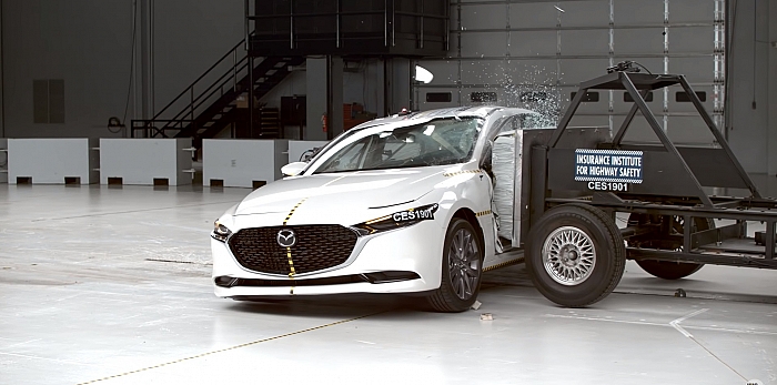  Новая Mazda 3 удивила результатами краш-теста.