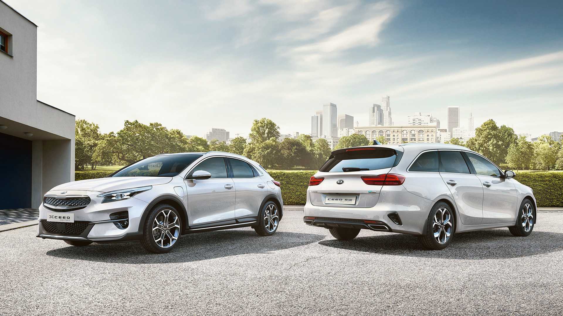 Универсал и кроссовер Kia Ceed подключили к розетке 