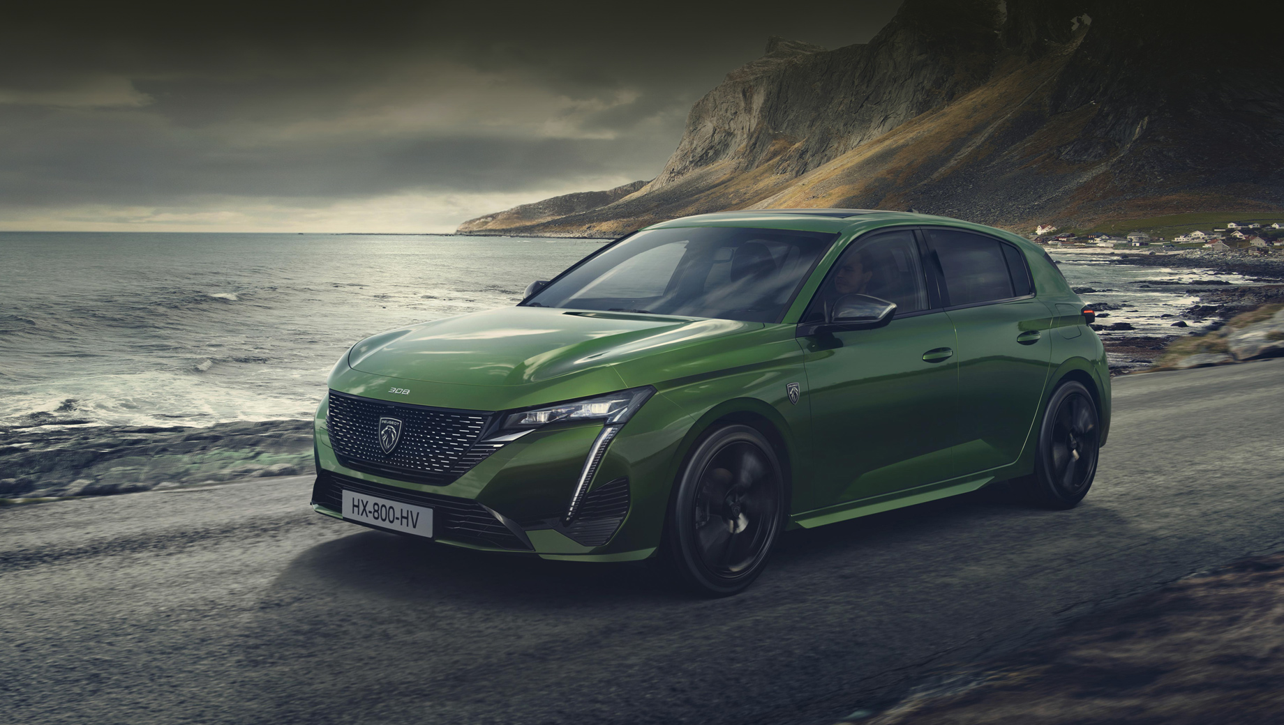 Peugeot 308. Длина, ширина и высота пятидверки равны 4367 мм (+114 к предшественнику), 1852 (+37) и 1444 (–20 мм). Колёсная база составляет 2675 мм (+55). Багажник: 412/1323 л (–58/+14).